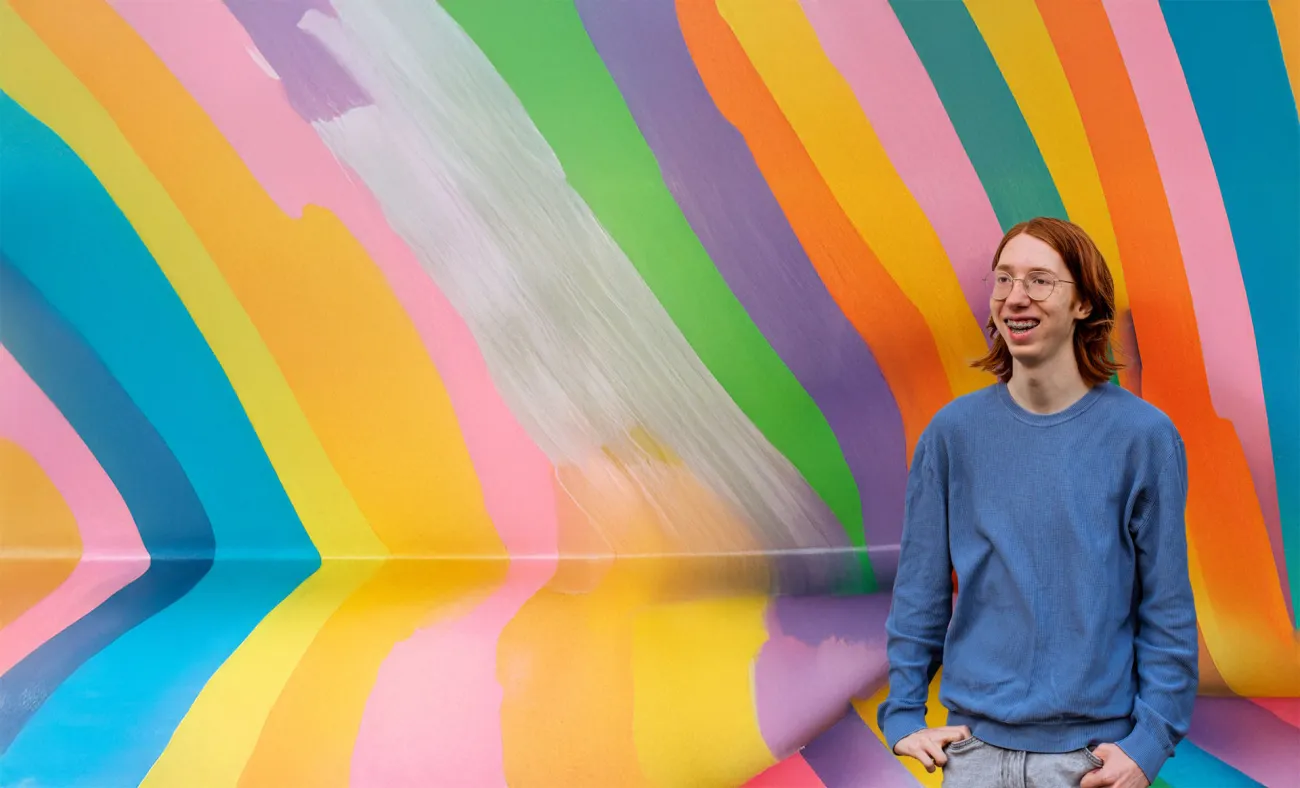 Portret van een jongen voor een keurige achtergrond