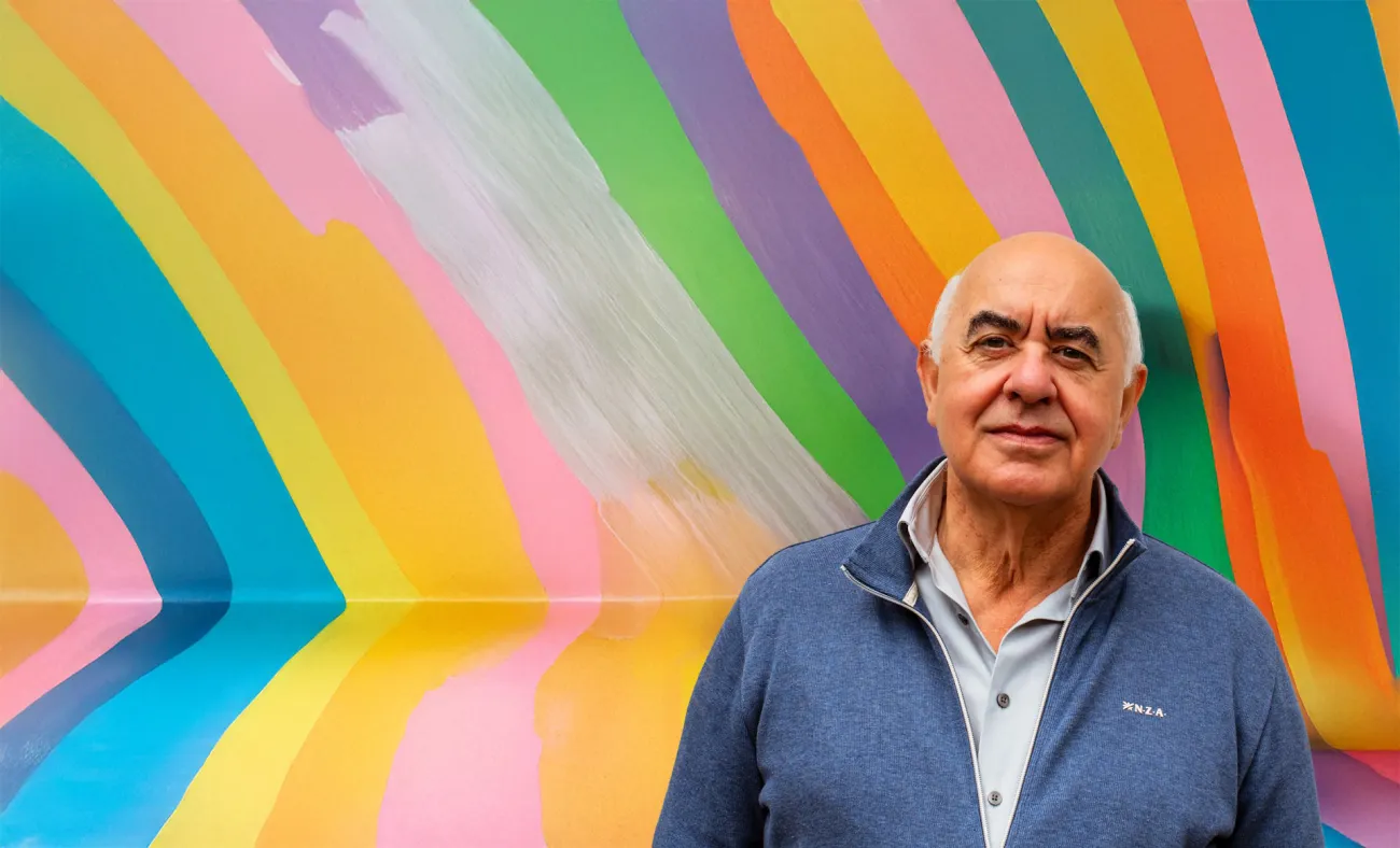 Portret van man voor kleurige achtergrond