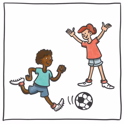 Illustratie van twee kinderen die samen voetballen. Ze lachen en bewegen actief, wat plezier en samenwerking uitstraalt.